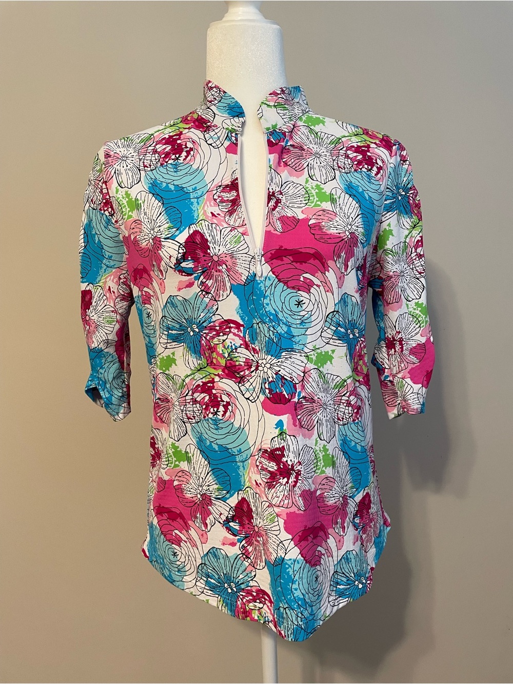 IBKUL Bright Floral Athletic Popover Top in Pink, Blue & Green